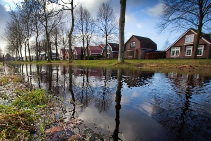 Foto van huizenrij aan het water